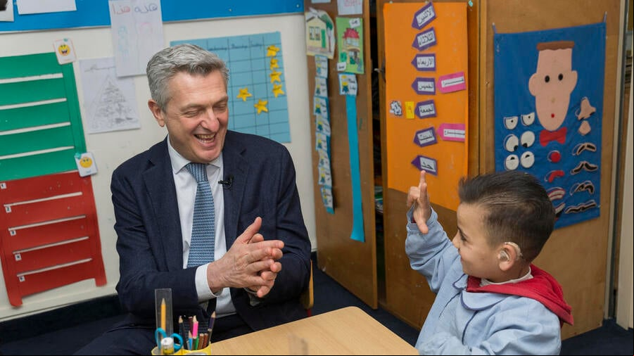 Filippo Grandi, el Alto Comisionado de la ONU para los Refugiados, pasó un momento con Mohamed, un niño sirio refugiado de 7 años, durante una visita al Instituto de Personas Sordas Padre Andeweg, en Beirut. Filippo Grandi, cabeza de ACNUR, comparte un momento con un niño sitio en una escuela para niñez sorda en Líbano